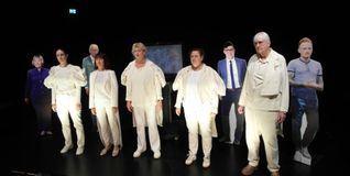 Das Bühnenbild von „Geheimplan gegen Deutschland & Die Nashörner – Ein Theaterabend für die Demokratie“.