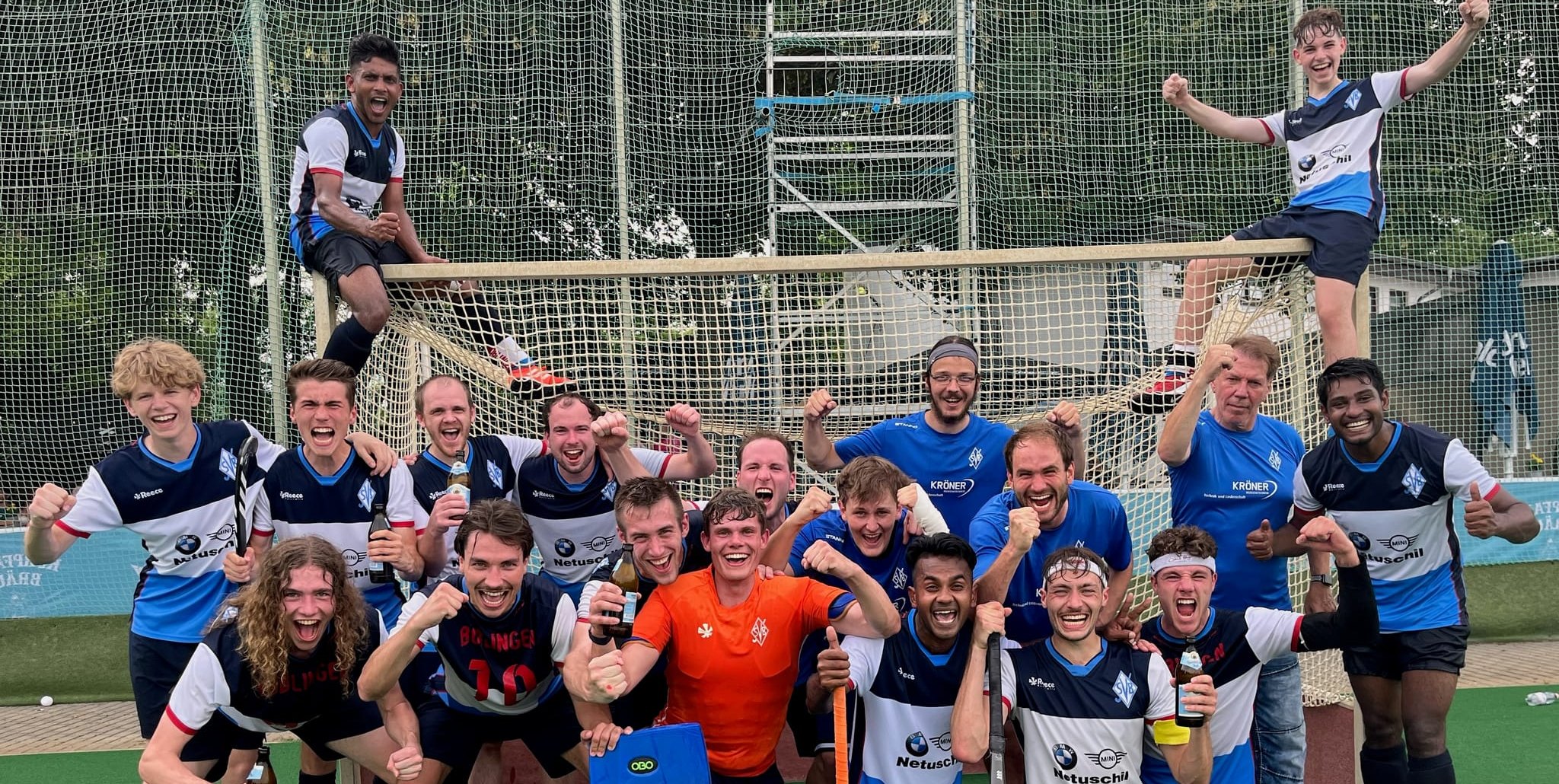 Das Aufsteiger-Foto zeigt von links: auf der Torlatte: Roman Sarkar, Moritz Ostermeier; stehend: Emil Röhm, Manuel Stefani, Matthew Marsh, Sebastian Kranz, Marius Wilke, Jakob Kohlhas, Markus Haller, David Scheufele, Trainer Thomas Dauner, Mahbub Hossain; gebückt/kniend: Elias Müller, Frederick Maack, Jonathan Schlichtig, Felix Lampert, Shohanur Sobuj, Claudius Müller, Keanu Ciafardini.