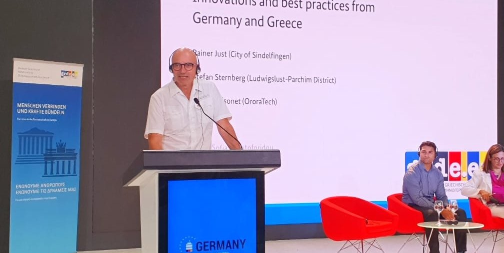 Der Sindelfinger Feuerwehrkommandant Rainer Just auf dem Podium der 88. internationalen Messe in Thessaloniki.