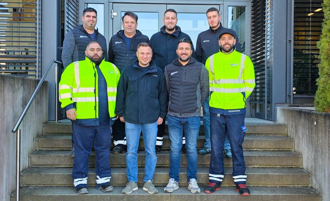 Der Bereitschafts-Dienst der Stadtwerke Sindelfingen: Hinten, von links: Lukas Pöss, Bozo Pazin, Ferhat Turan und Nicola Martic. Vorne, von links: Özgür Yildirim, Christoph Bader, Timur Yener und Christian Berner. Auf dem Foto fehlen: Andreas Wolpert, Volker Hückstädt, Markus Metzger, Zeljko Gregoric, Dimitri Grosch, Levin Speidel und Fillippo Paci.