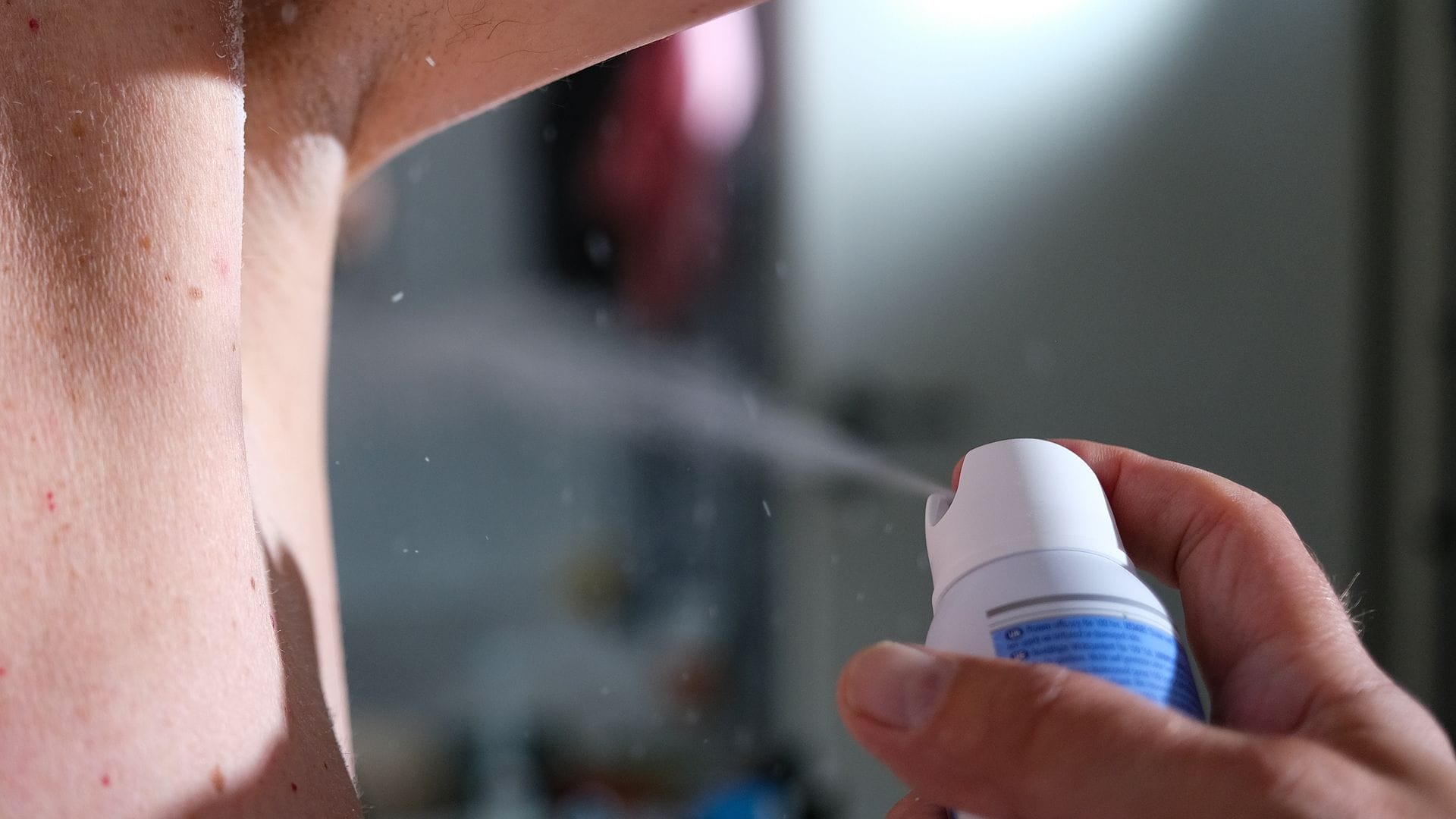 Die Achsel muss safe sein: Ein Mann sprüht Deodorant auf seine Achselhöhle. (Symbolbild)