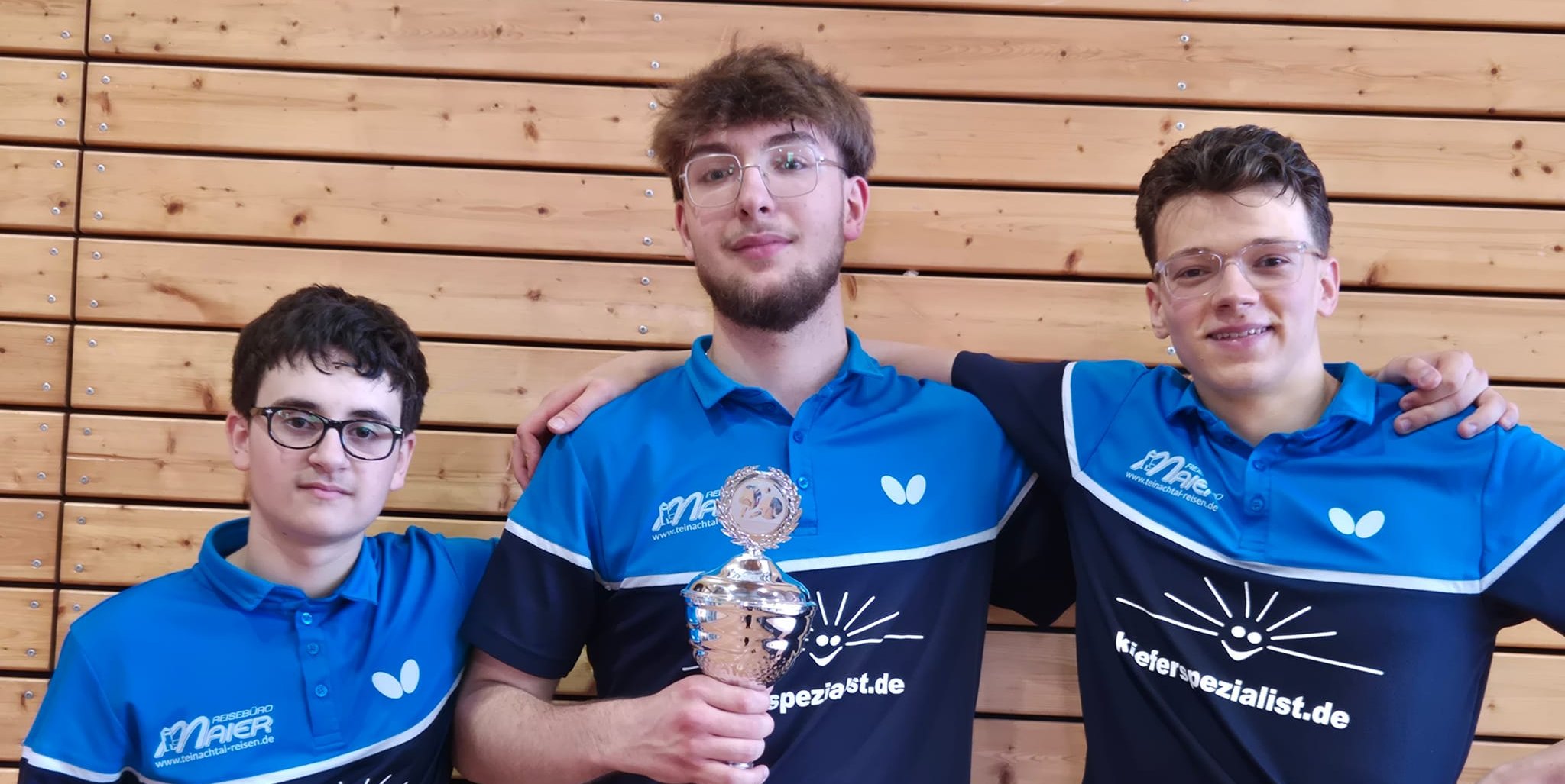 Jakov Stojanoski, Atanasije Milkovski und David Barth mir dem Pokal.