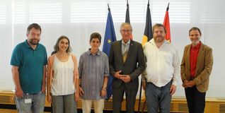 Die Vorsitzenden des Teilhabe-Beirats Miriam Gfrörer (3. von links) und Detlef Ulrich (2. von rechts) beim Besuch bei Roland Bernhard (3. von rechts), und Dusan Minic (ganz rechts) und Lisa Zeller (2. von links) und Utz Mörbe (ganz links).