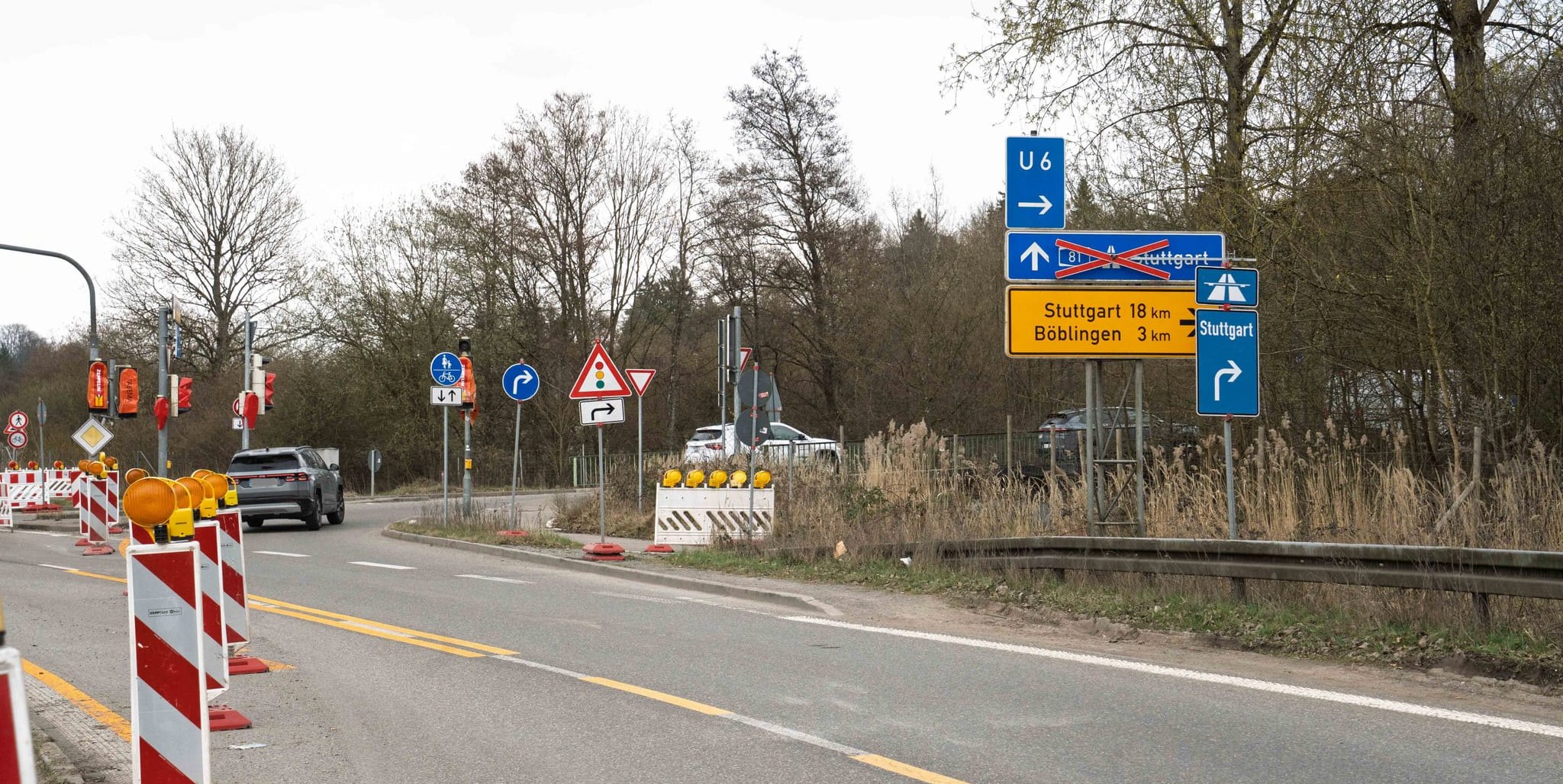 Vor der A81-Auffahrt an der Anschlussstelle Sindelfingen-Ost konnten Autofahrer nach rechts abbiegen und von dort aus weiter auf die Kreisstraße. Das wird künftig nicht mehr möglich sein: Nur noch Busse dürfen diese Querverbindung zur K1055 nutzen.