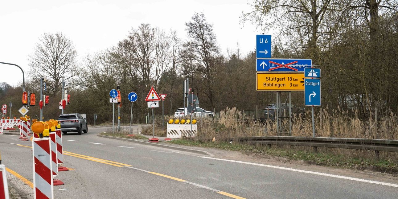 Vor der A81-Auffahrt an der Anschlussstelle Sindelfingen-Ost konnten Autofahrer nach rechts abbiegen und von dort aus weiter auf die Kreisstraße. Das wird künftig nicht mehr möglich sein: Nur noch Busse dürfen diese Querverbindung zur K1055 nutzen.