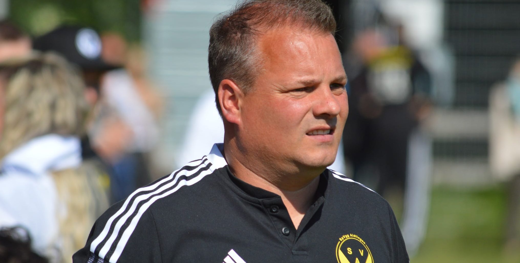 Der kritische Blick täuscht nicht: Aidlingens Trainer Tobias Lindner beim Unentschieden gegen Gültstein. Bild: Zvizdiç