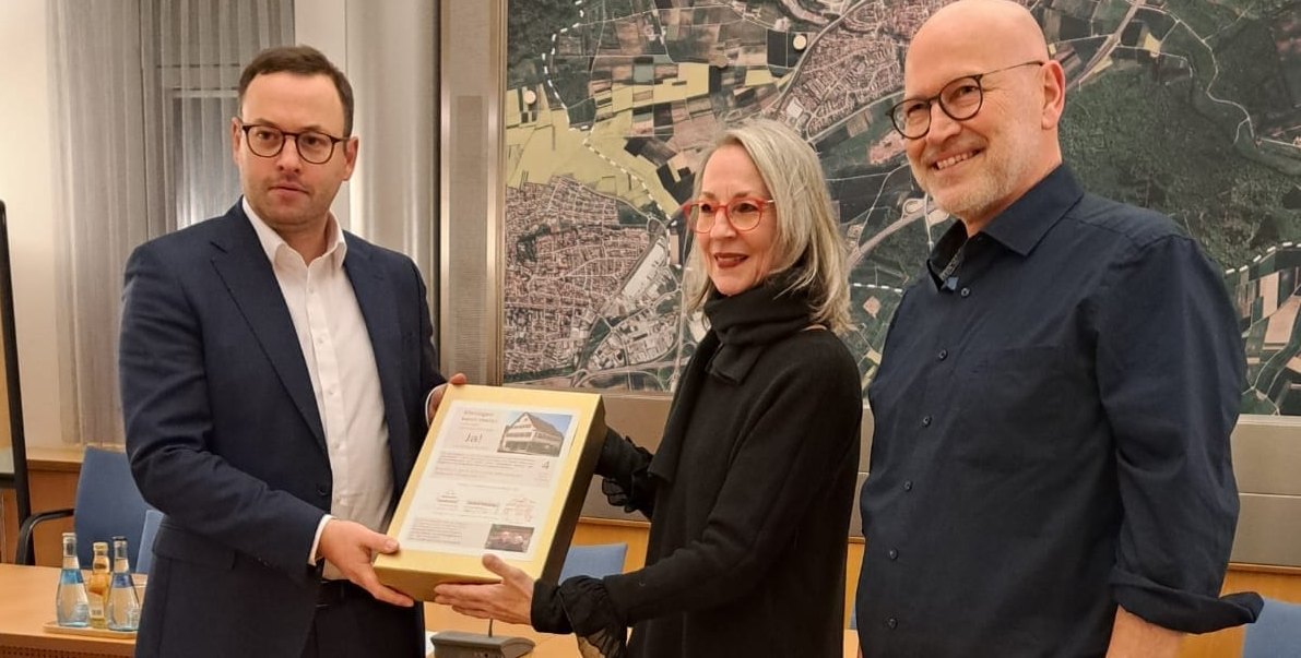 Hannelore Röhm und Jochen Werner von der Bürgerinitiative „Lebendige Ortsmitte Ehningen“ bei der Übergabe der Unterschriften an Bürgermeister Lukas Rosengrün.