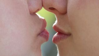Der Kuss ist mehr als nur eine Berührung der Lippen. (Symbolbild)
