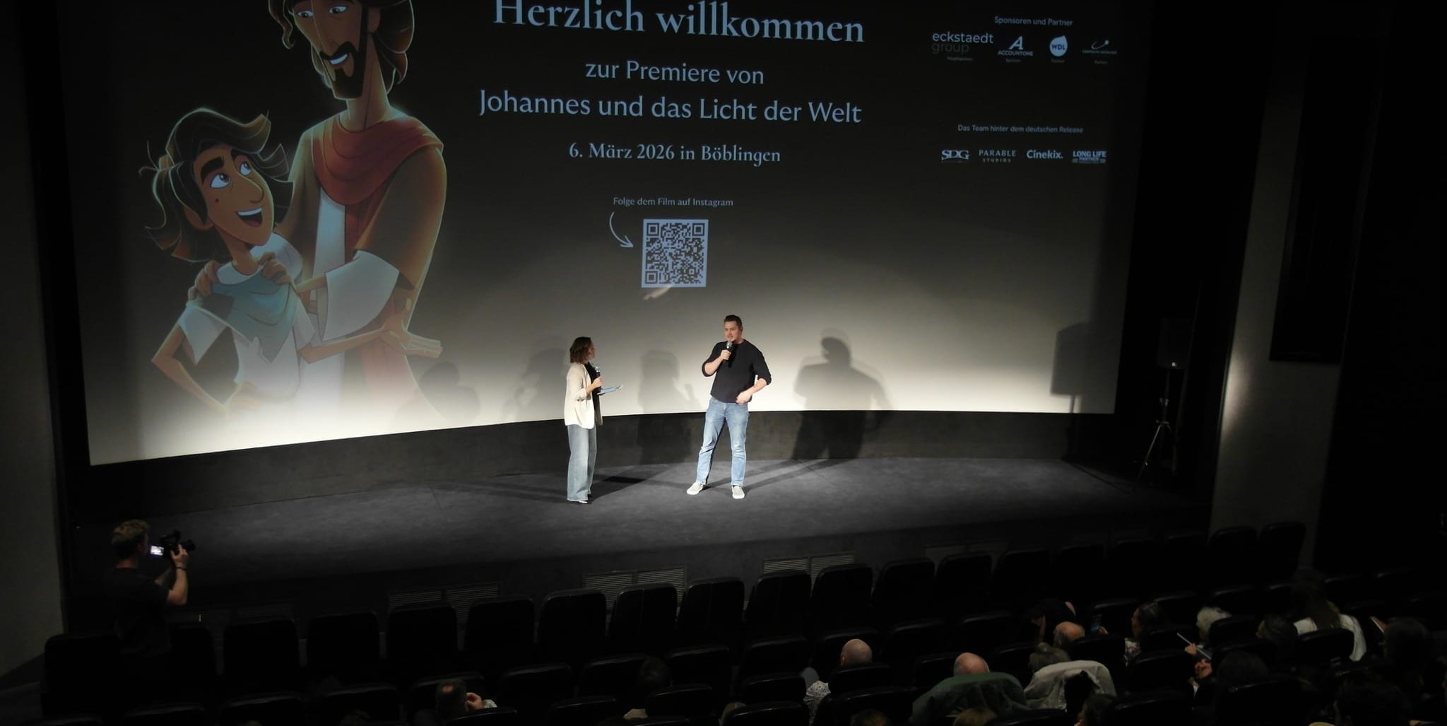 Moderatorin Damaris Binder im Saal 4 des Böblinger Filmzentrums Bären im Gespräch mit Filmverleiher Dennis Reineck.