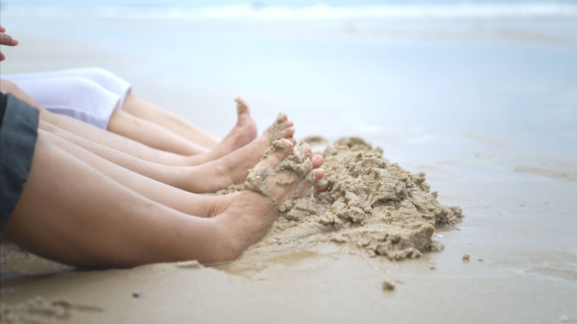 Barfuß am Strand zu sein ist ein echtes Sommervergnügen. Doch gerade bei Diabetikern können kleine Wunden gravierende Folgen haben: etwa ein schlecht heilendes Fußgeschwür.
