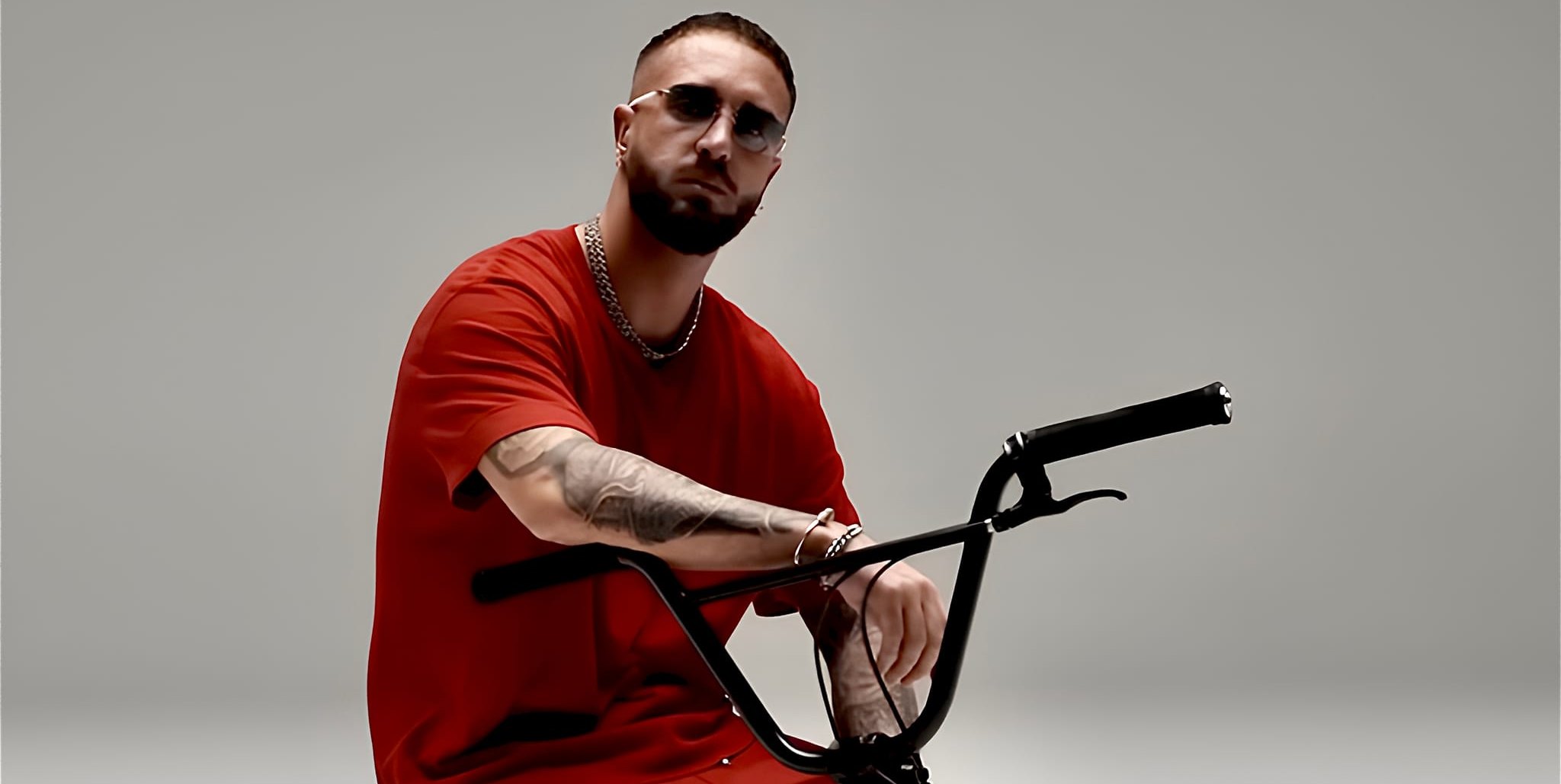 Lässiger Style im Musikvideo.