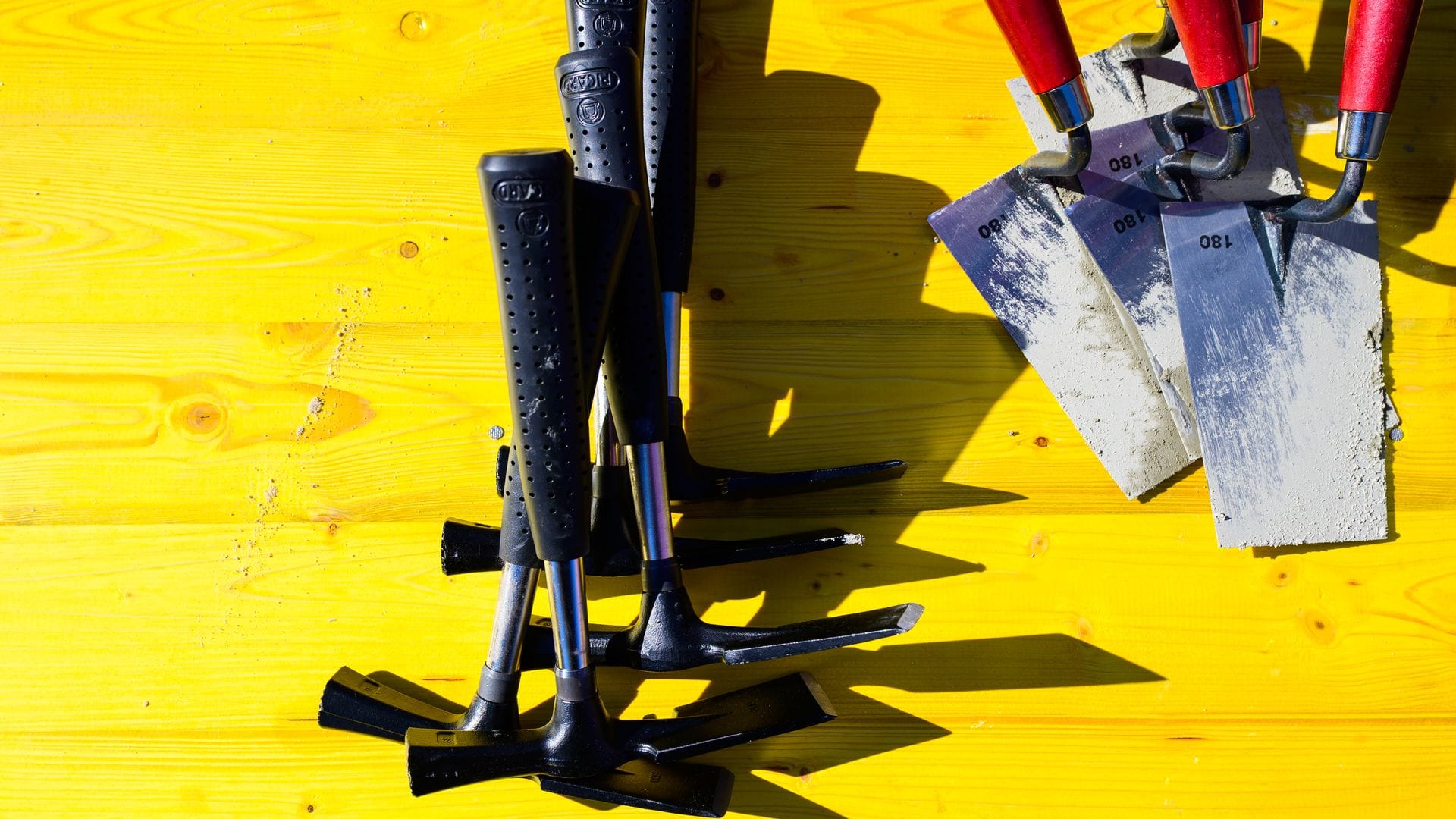 Jedes fünfte Mittelstandsunternehmen hat laut einer Umfrage Stellen abgebaut. Besonders stark ist der Stellenabbau demnach im Baugewerbe. (Symbolbild)