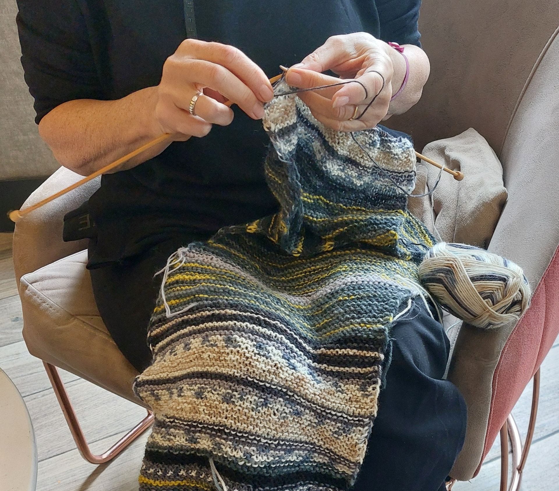 Stricken, Häkeln und Film schauen: „Strick-Kino“ bei der IG Kultur.
 Bild: z