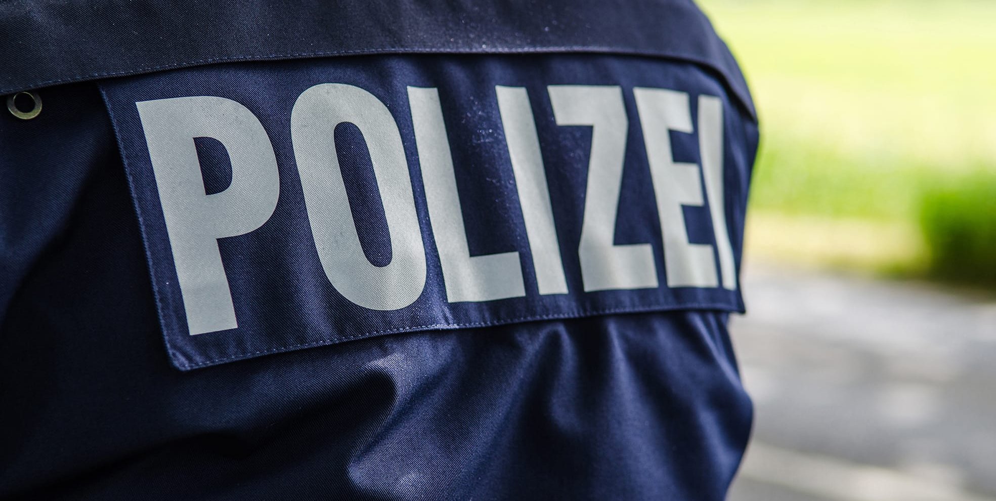 Die Polizei sucht Zeugen des Vorfalls am Sonntagabend vor dem Jugendamt. Bild: Adobe Stock