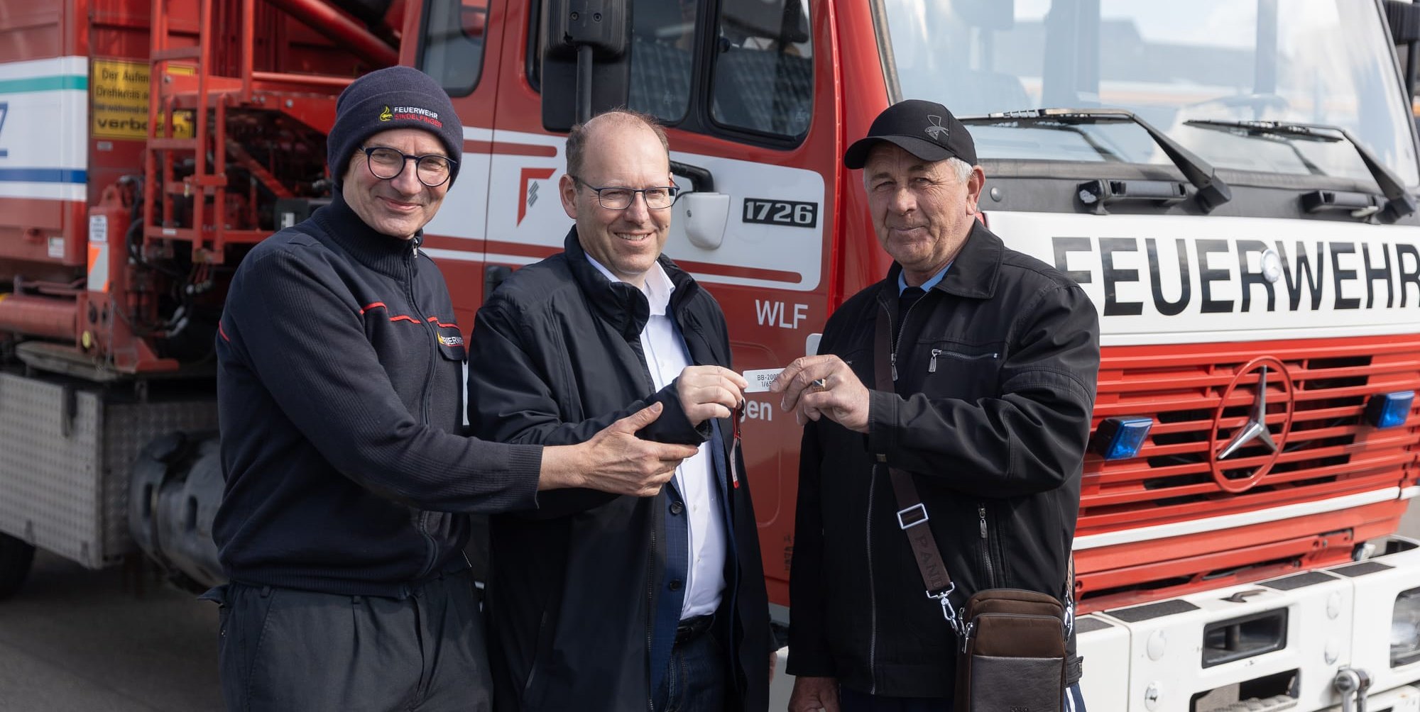 Feuerwehrkommandant Rainer Just und OB Bernd Vöhringer übergeben die Fahrzeugschlüssel an Leonid Horlov aus Mykolajiw .
