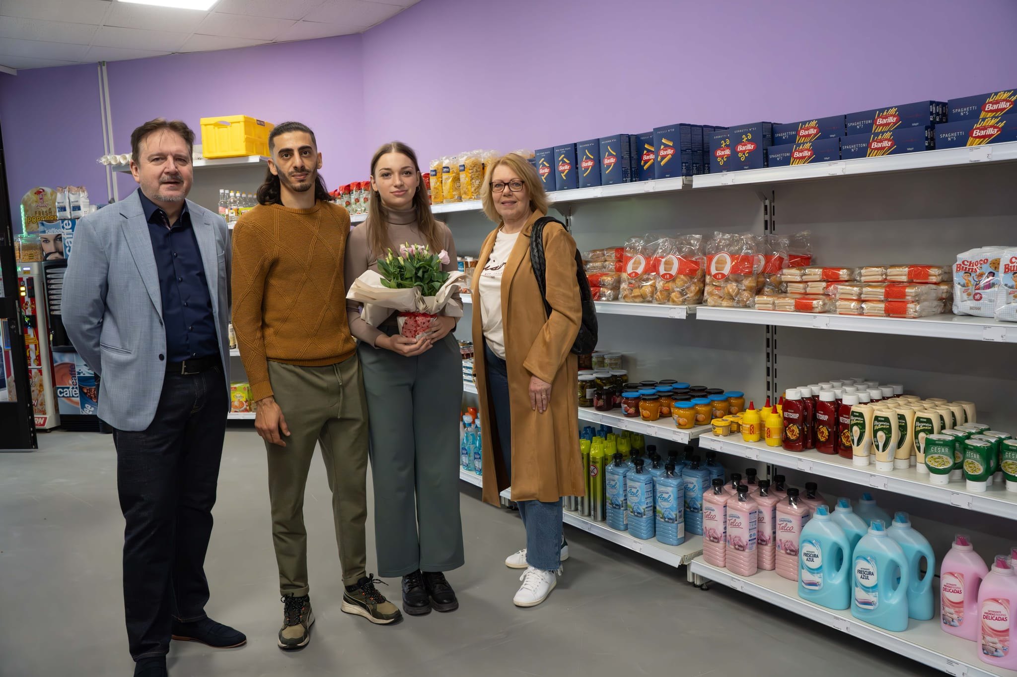 Die Vermieter Ralf Alten (links) und Margot Alten-Siegl (rechts) wünschen Vanessa Laura Weiß und Billal Kacem Benkamla Mehida für ihren Supermarkt viel Erfolg.