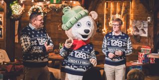 Gemeinsam mit dem Maskottchen Sindi präsentierten OB Markus Kleemann (rechts) und 
Wirtschaftsförderer Felix Rapp den neuen Sindelfinger Weihnachtspulli in der Winterhütte.