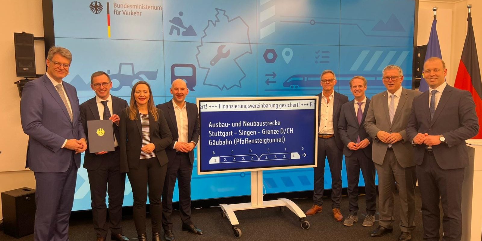 Auf unserem Foto: links Bundesverkehrsminister Patrick Schnieder, zweite und dritter von links Jasmina Hostert und Marc Biadacz, rechts Dr. David Preisendanz, zweiter von rechts Michael Donth, und dritter von rechts Prof. Dr. Matthias Hiller.
