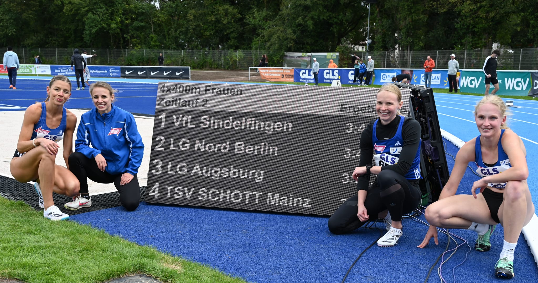 Die Deutschen 4x400-m-Meisterinnen präsentieren ihr Ergebnis auf der Anzeigentafel (von links): Lisa Hartmann, Melanie Böhm, Jessica-Bianca Wessolly und Luisa Herrfurth.