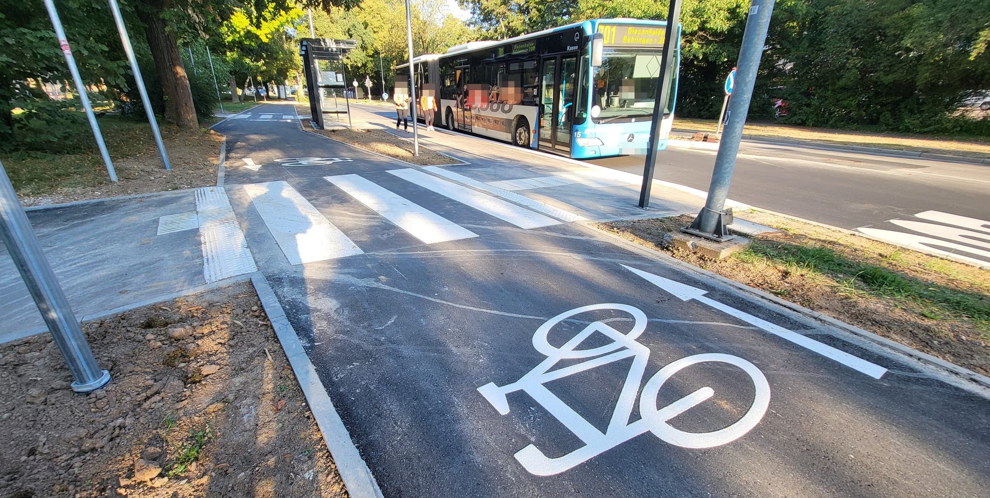 Neuer Radweg und barrierefreie Querung an der Haltestelle.