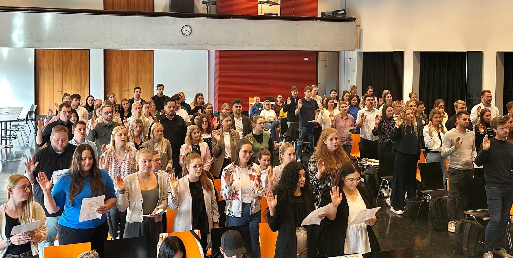 Nach der offiziellen Vereidigung traten die neuen Lehrkräfte ihre Schulen an, um sich in Konferenzen auf das kommende Schuljahr vorzubereiten und ihre Teams kennenzulernen.