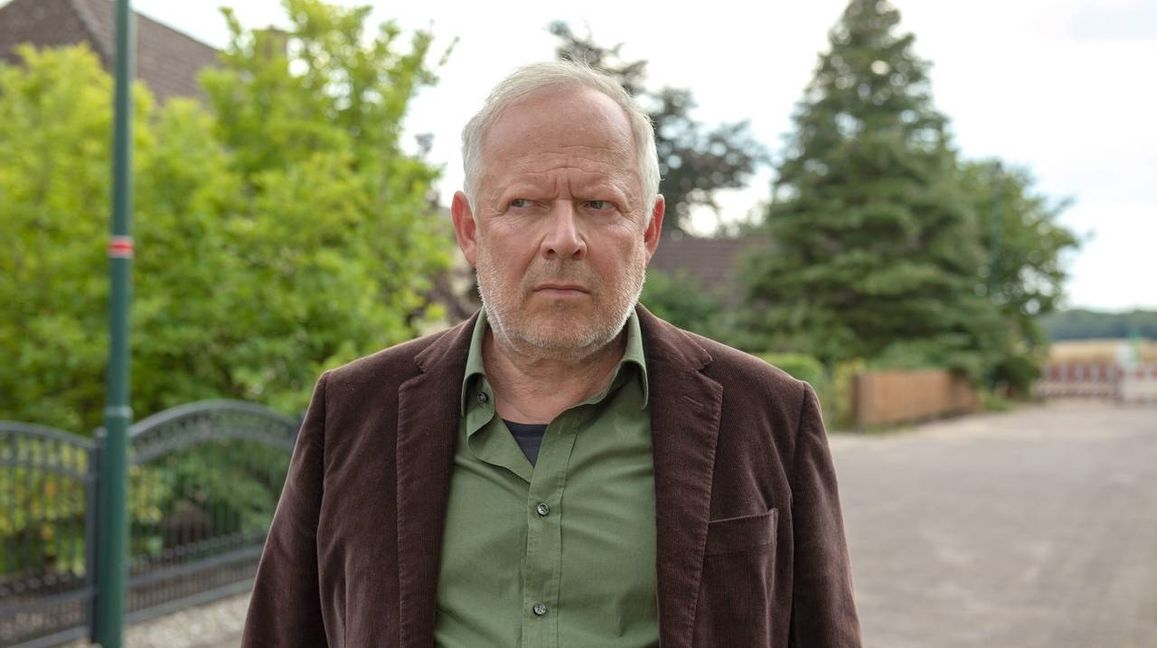 Axel Milberg alias Klaus Borowski muss im „Tatort“ nach Wacken, und da läuft gerade das Metal-Festival. Bild: z