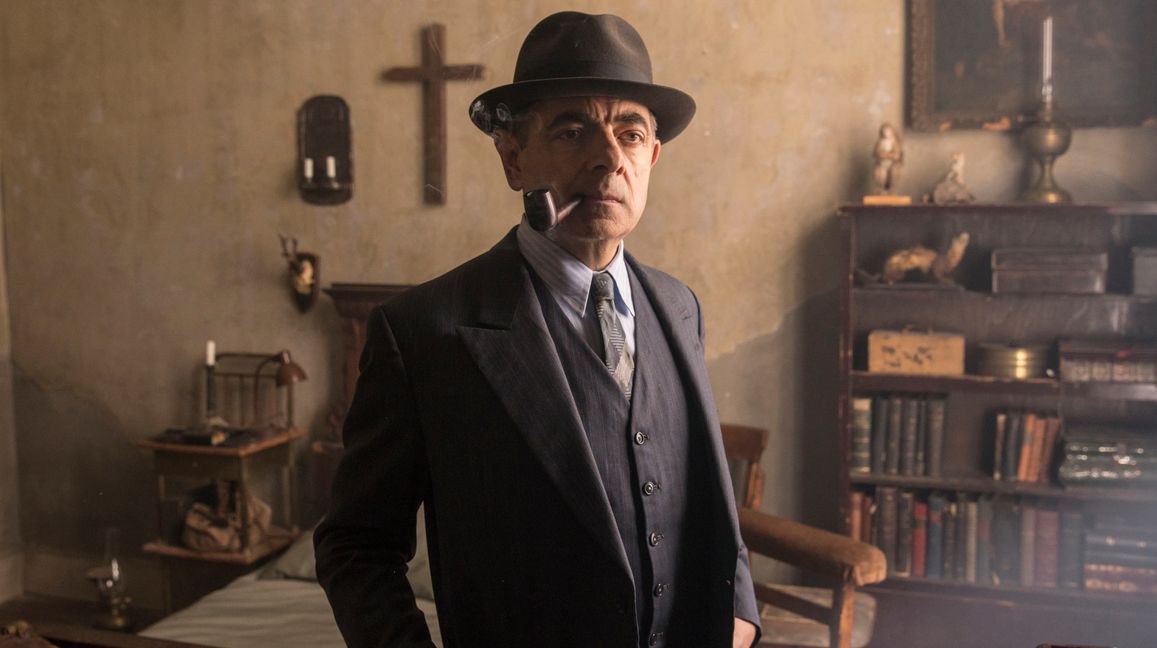 Dieses Gesicht kann nicht nur Grimassen: Rowan Atkinson als Kommissar Maigret im Kriminalfilm „Die Nacht an der Kreuzung“. Bild: z