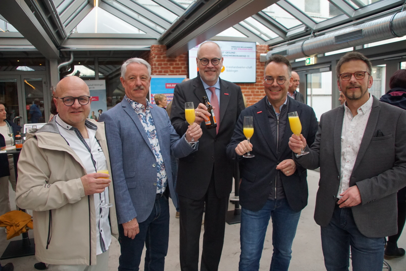 Prosit auf einen schönen Abend (von links): Thomas Wagner, Geschäftsführer Kreishandwerkerschaft Böblingen; Kreishandwerksmeister Wolfgang Gastel; Peter Haas, Hauptgeschäftsführer Handwerk BW; Peter Friedrich, Hauptgeschäftsführer Handwerkskammer Region Stuttgart und Hartmut Nietsch, stellvertretender Kreishandwerksmeister.