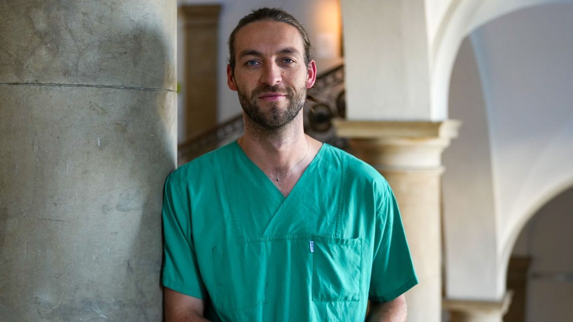 Jasper Iske will mit seinen Videos falsche Versprechen von Influencern entlarven.