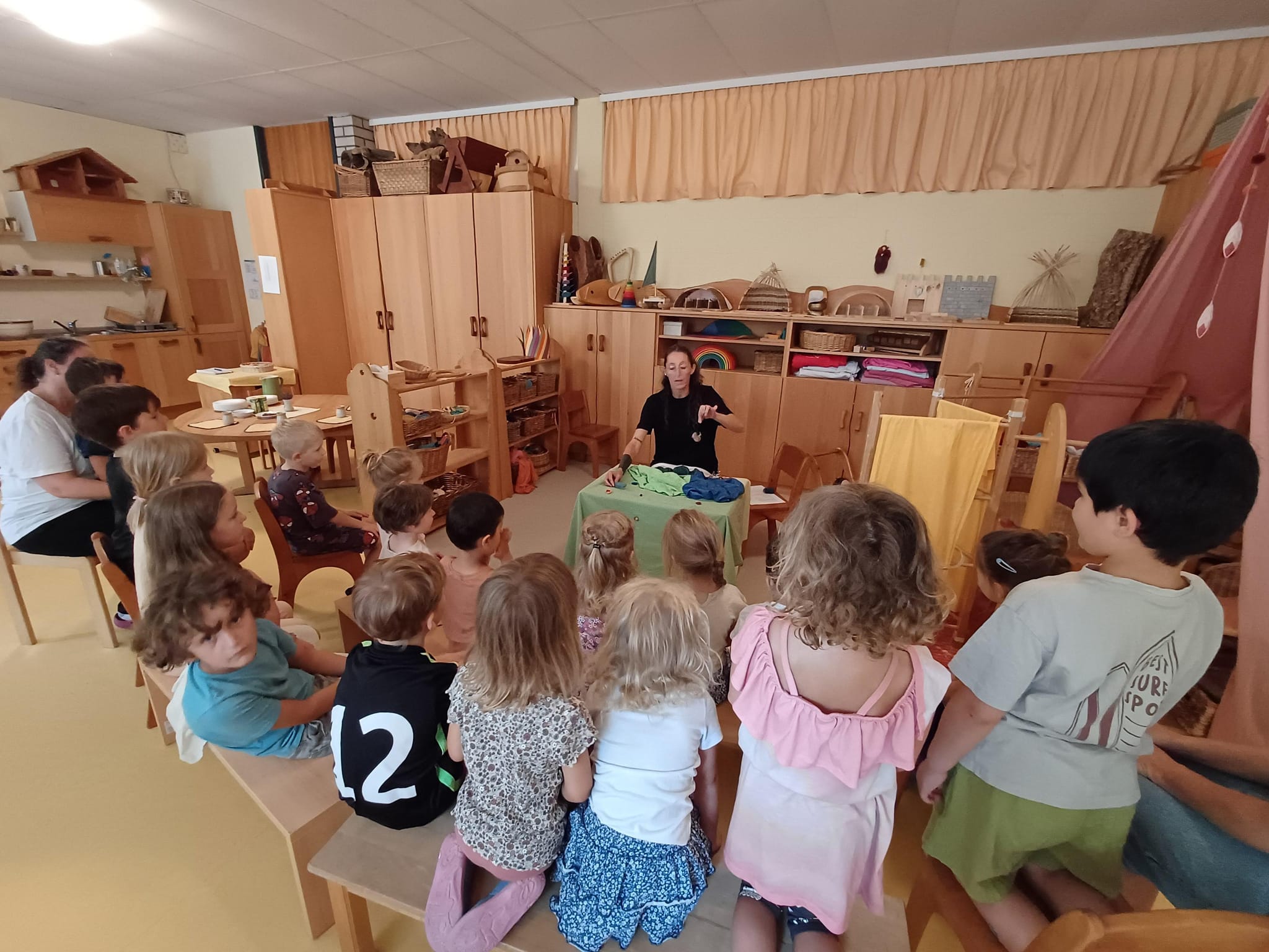 Petra Rieschel, Leiterin des Sindelfinger Waldorfkindergartens, erzählt die Geschichte von der blauen Raupe.