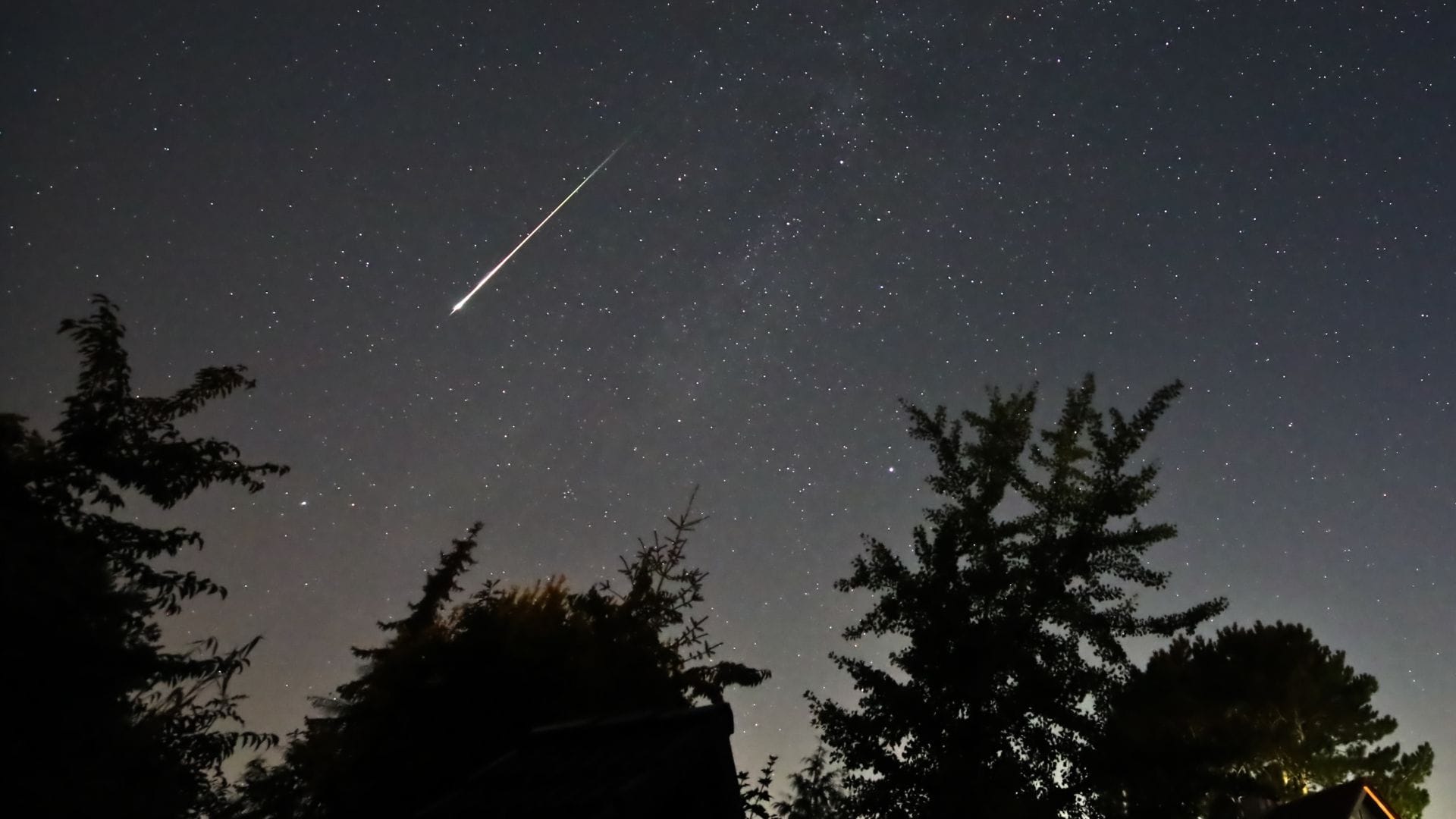 In der Nacht von Dienstag auf Mittwoch lohnt sich ein Blick in den Himmel (Archivbild).