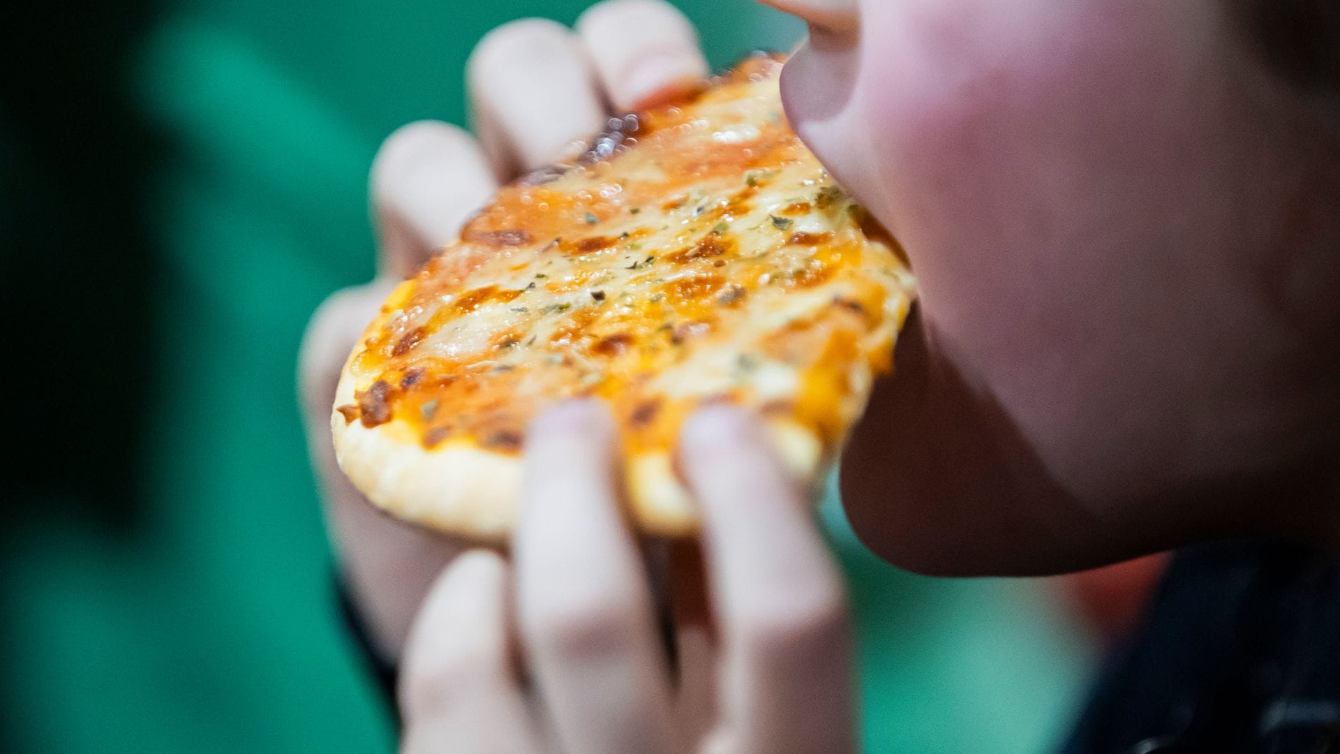 Es kommt auch auf die Menge an: Problematisch wird es, wenn die Tiefkühlpizza regelmäßig statt einem frisch gekochten Mittagessen auf den Tisch kommt. (Archivbild)
