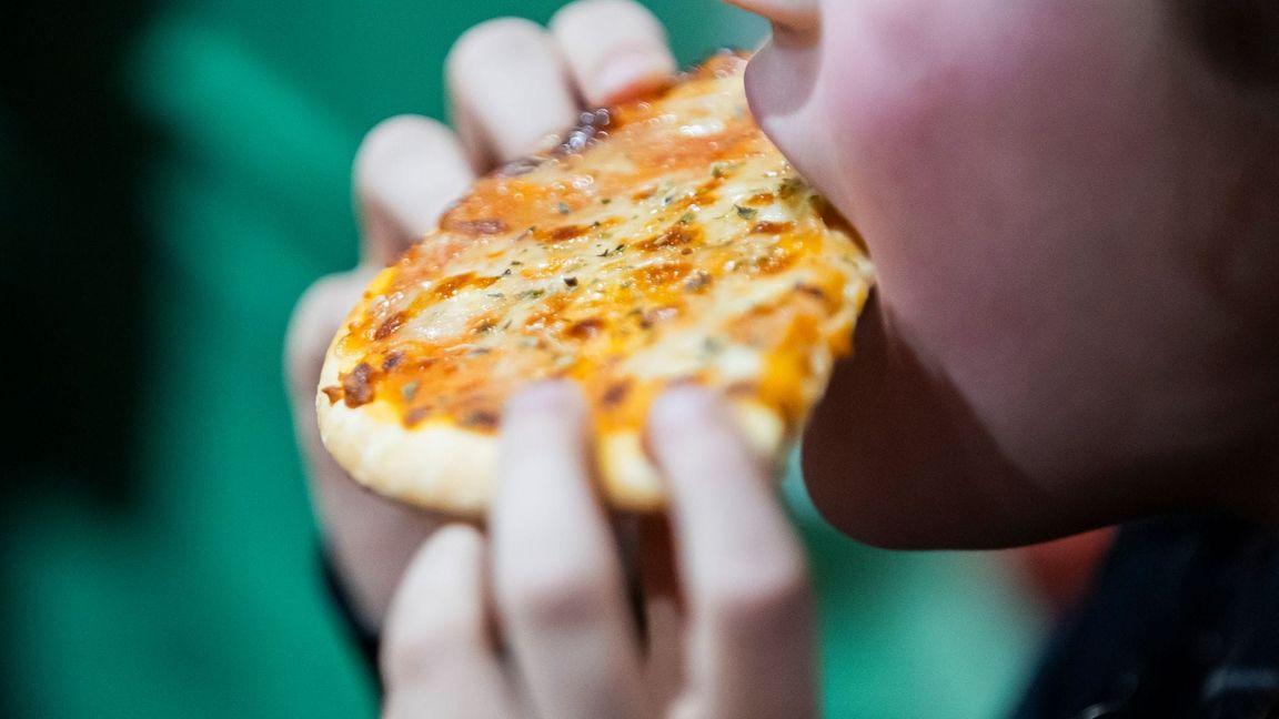 Es kommt auch auf die Menge an: Problematisch wird es, wenn die Tiefkühlpizza regelmäßig statt einem frisch gekochten Mittagessen auf den Tisch kommt. (Archivbild)