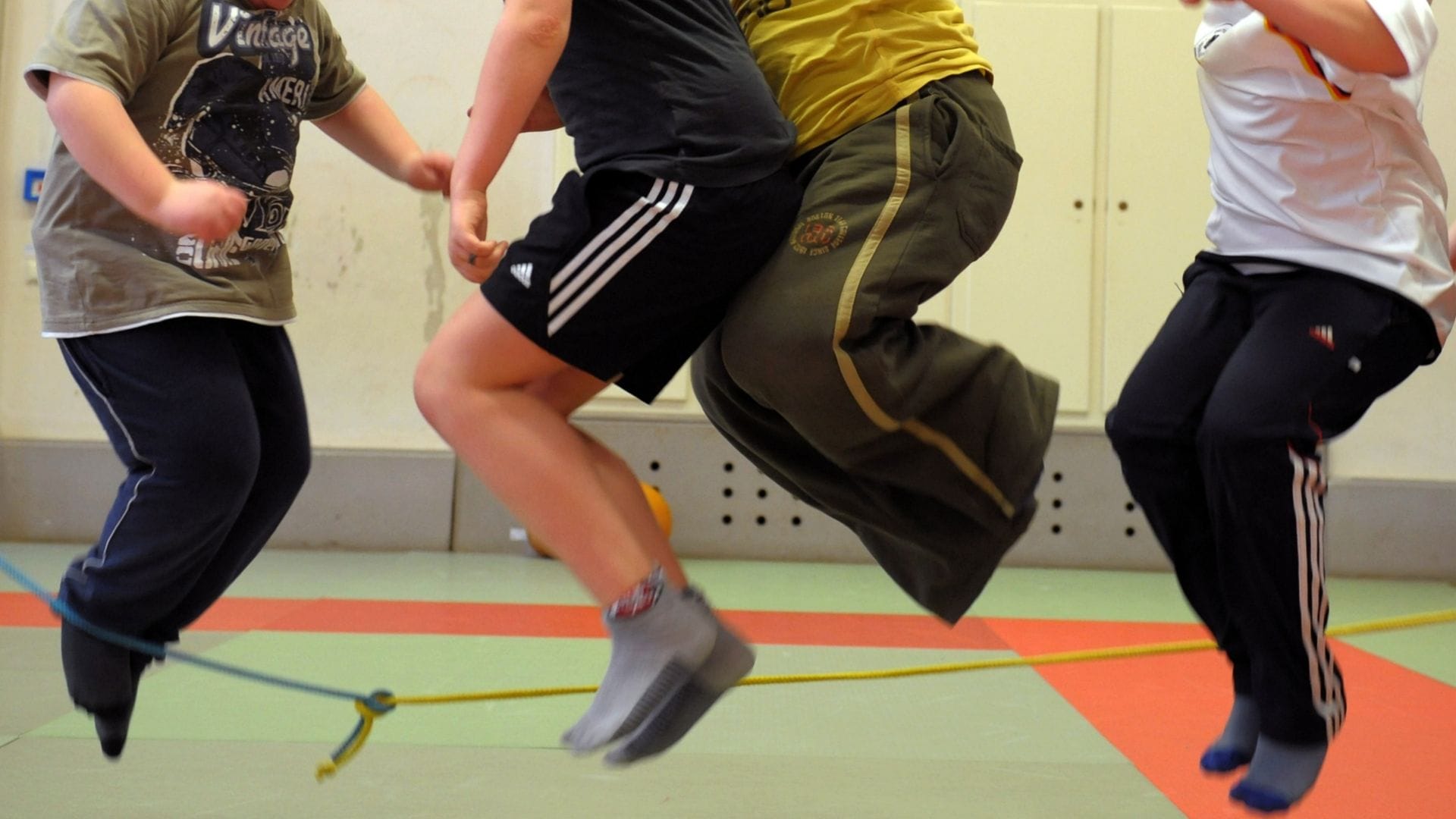 Manche übergewichtigen Kinder nehmen an einem speziellen Sportprogramm teil. (Symbolbild)