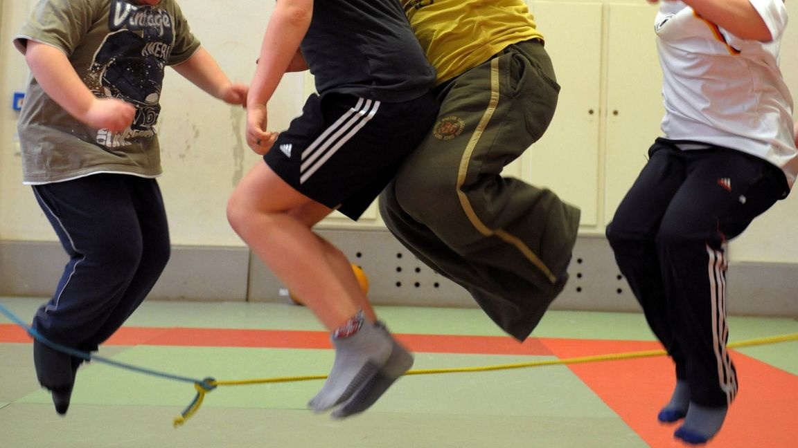 Manche übergewichtigen Kinder nehmen an einem speziellen Sportprogramm teil. (Symbolbild)