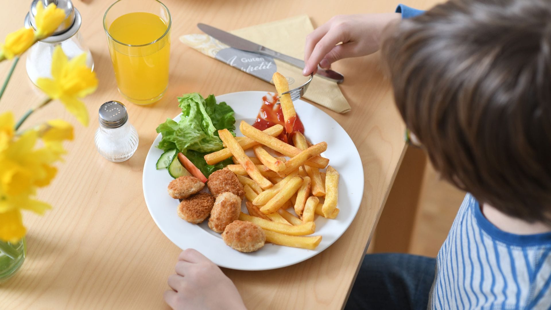 Hochverarbeitete Lebensmittel haben oft eine hohe Energiedichte und sind sehr schmackhaft. Dadurch besteht die Gefahr, dass man mehr isst, als man Hunger hat. (Archivbild)