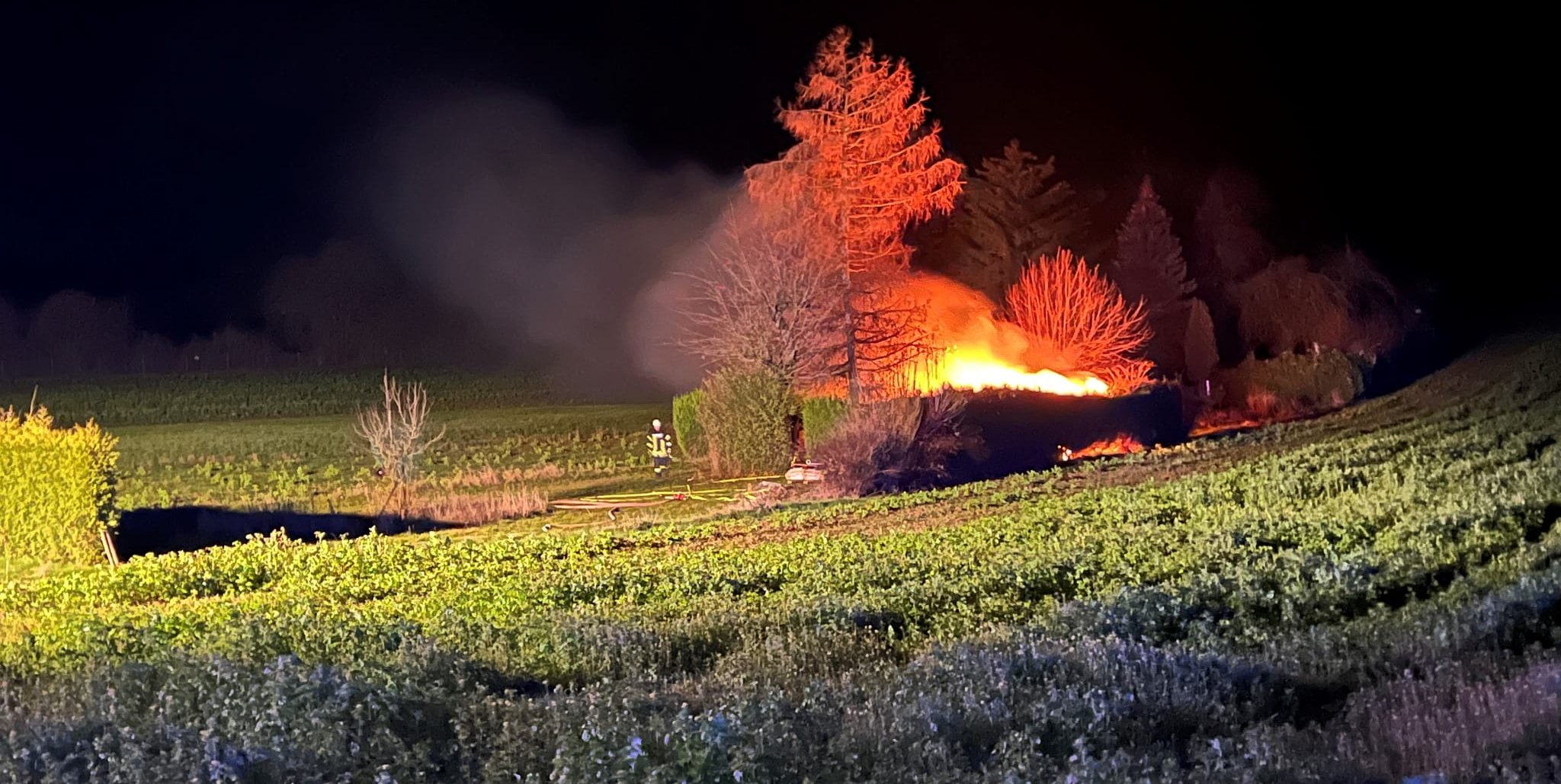 Auch eine brennende Gartenhütte bringt für die Feuerwehr zahlreiche wichtige Aufgaben mit sich.