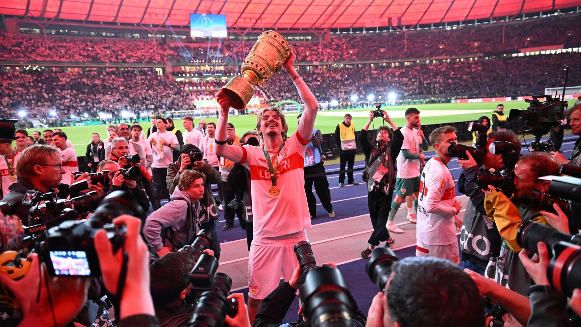 Nick Woltemade feierte als einer der Torschützen mit dem Pokal.