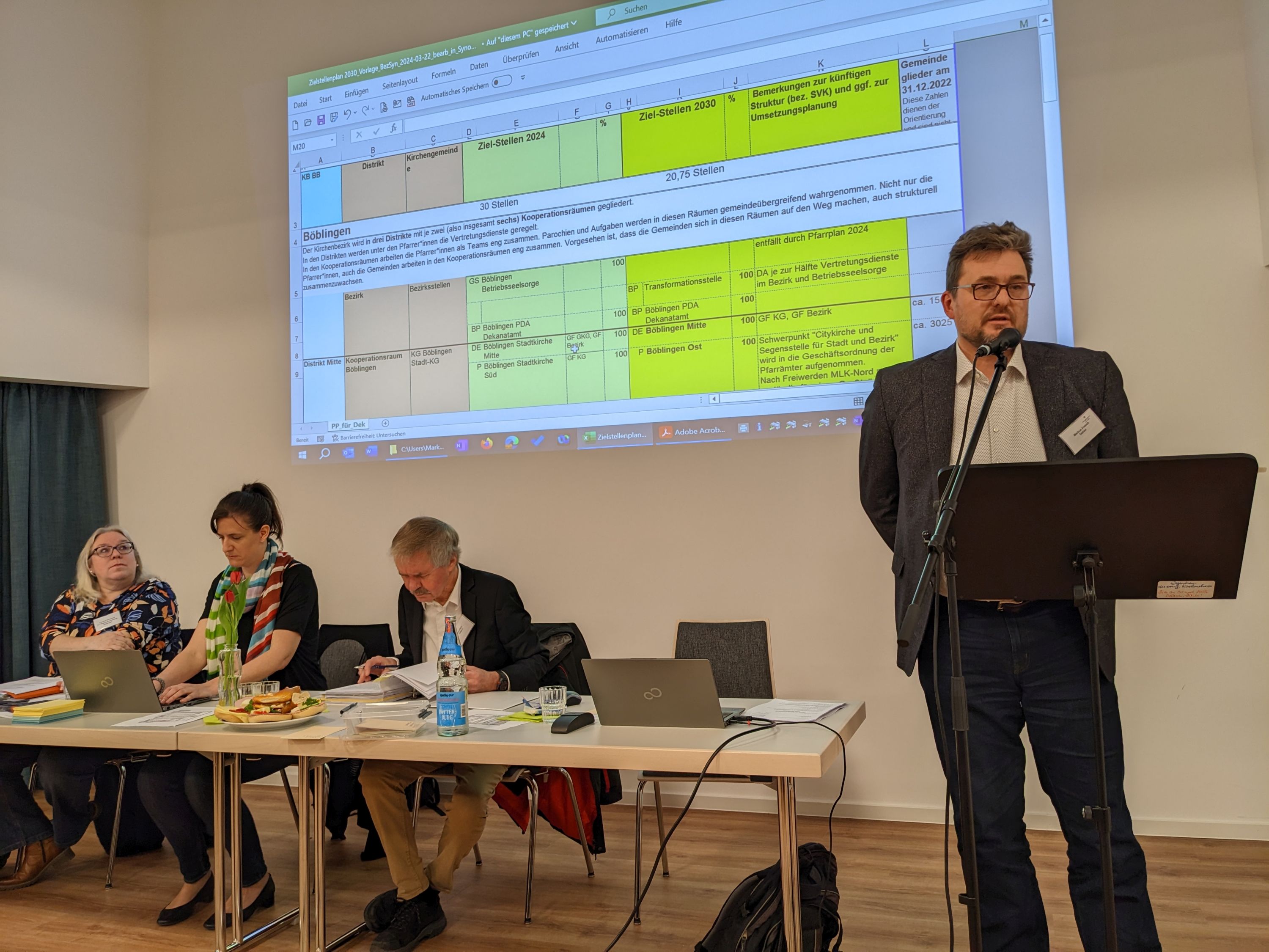 Die Leiterin der kirchlichen Verwaltungsstelle Cornelia Reinhardt, Kirchenbezirksrechnerin Maren Stepan, der Vorsitzende der Bezirkssynode Arnd Rehn und Dekan Markus Frasch (von links) bei der Bezirkssynode.