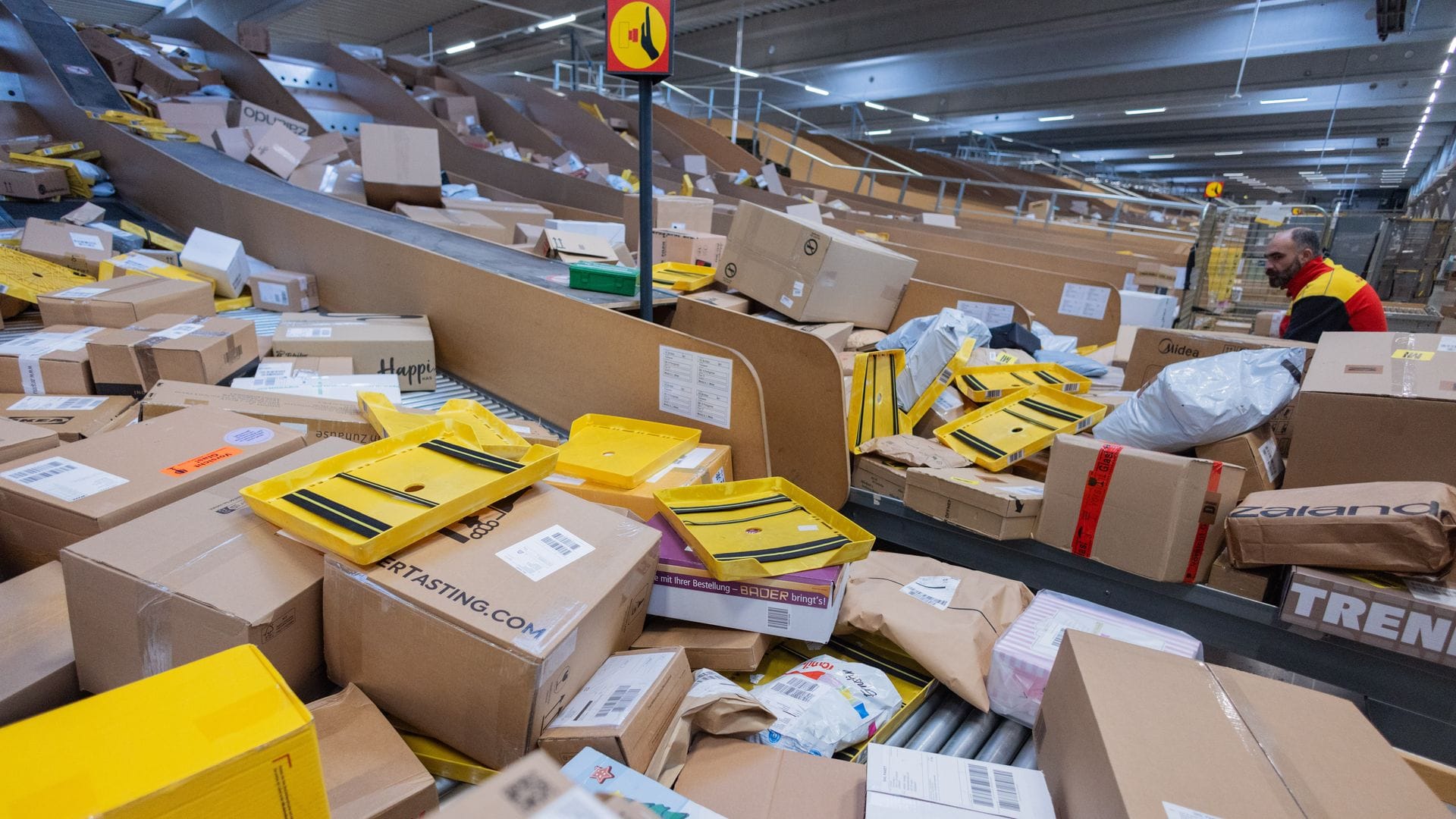 Ein Bild aus einem DHL-Standort aus der Weihnachtszeit 2025 - in der diesjährigen Osterzeit wird ebenfalls mit großen Paketmassen gerechnet. (Archivbild)