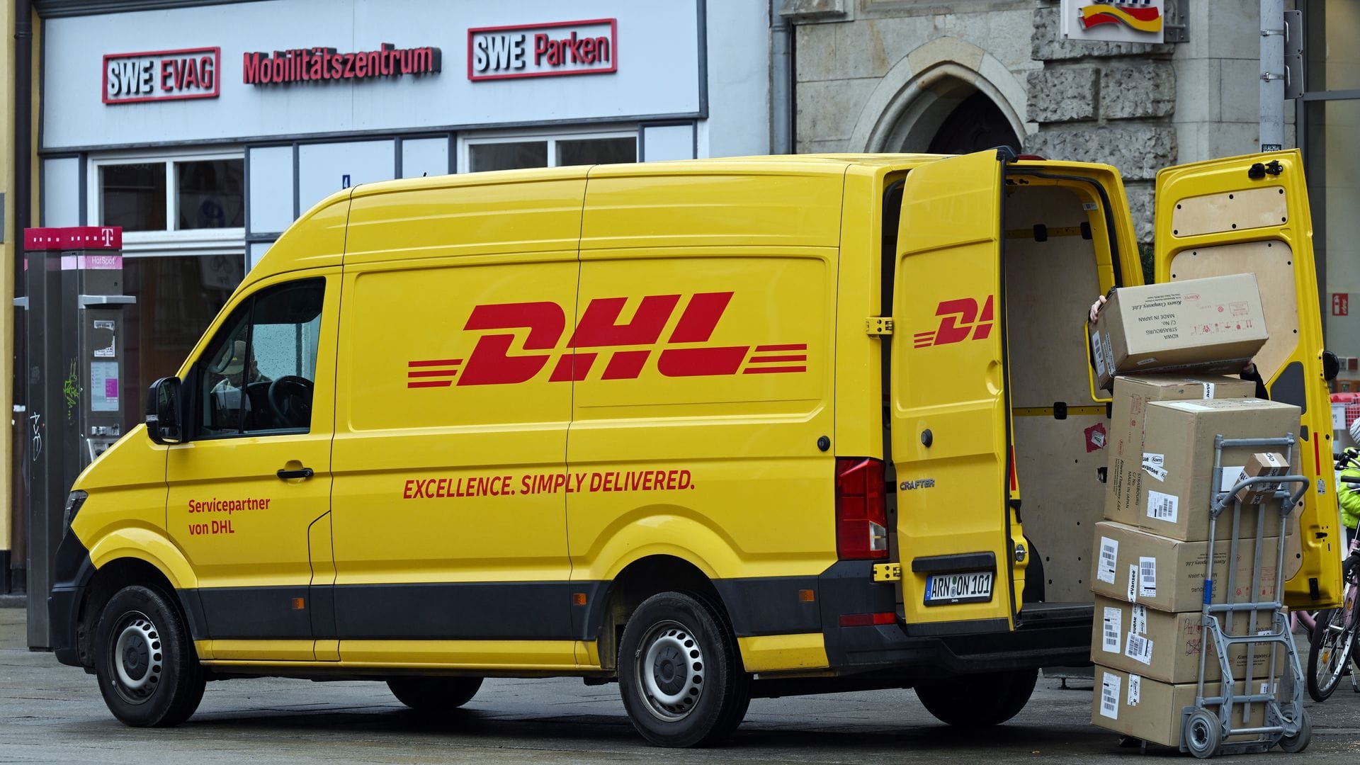 Raus mit den Paketen und ab zu den Empfängern: ein DHL-Transporter im Einsatz. (Archivbild)