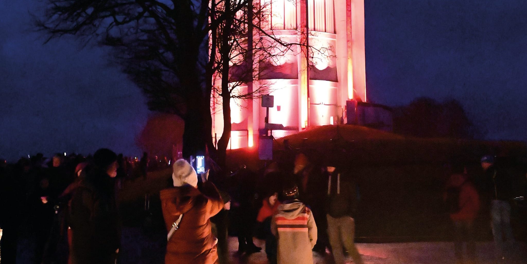 Zur „größten Adventskerze der Welt“ reichte es zwar nicht ganz, aber die Illumination versetzte mehrere Hundert Besucher ins Staunen.