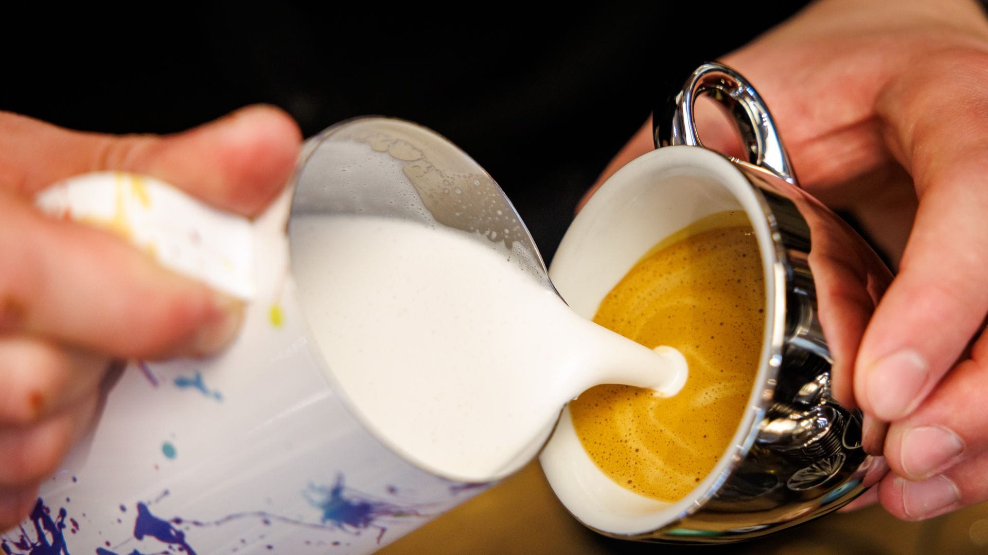 Für die meisten darf es noch Vollmilch sein, aber gerade viele Jüngere setzen auch auf pflanzliche Alternativen. (Archivbild)