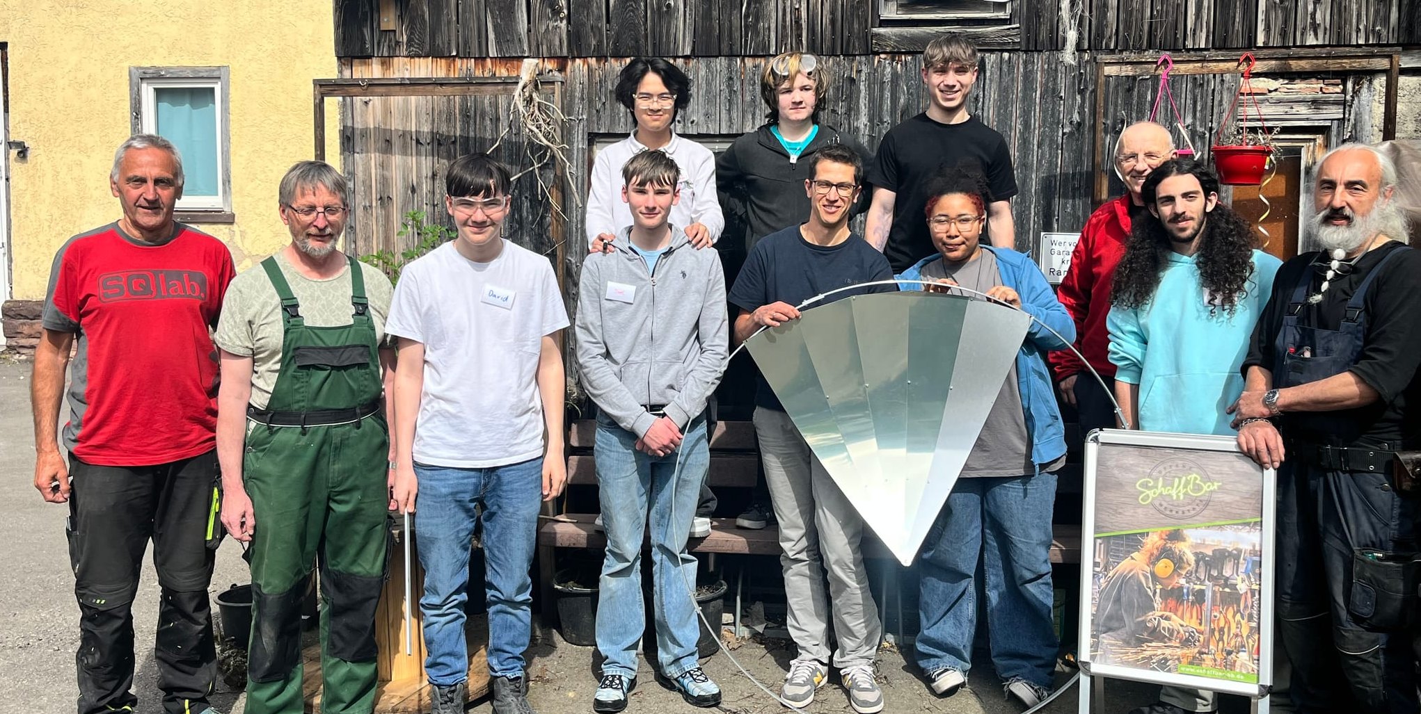 Hintere Reihe von links: Ben, Jason und Arian. Vordere Reihe von links: Roland Schmitt, Eberhard Bauer, David, Joely, Hannes Weber, Lucy, Thomas Geiser, Simone und Matthias Stretz.