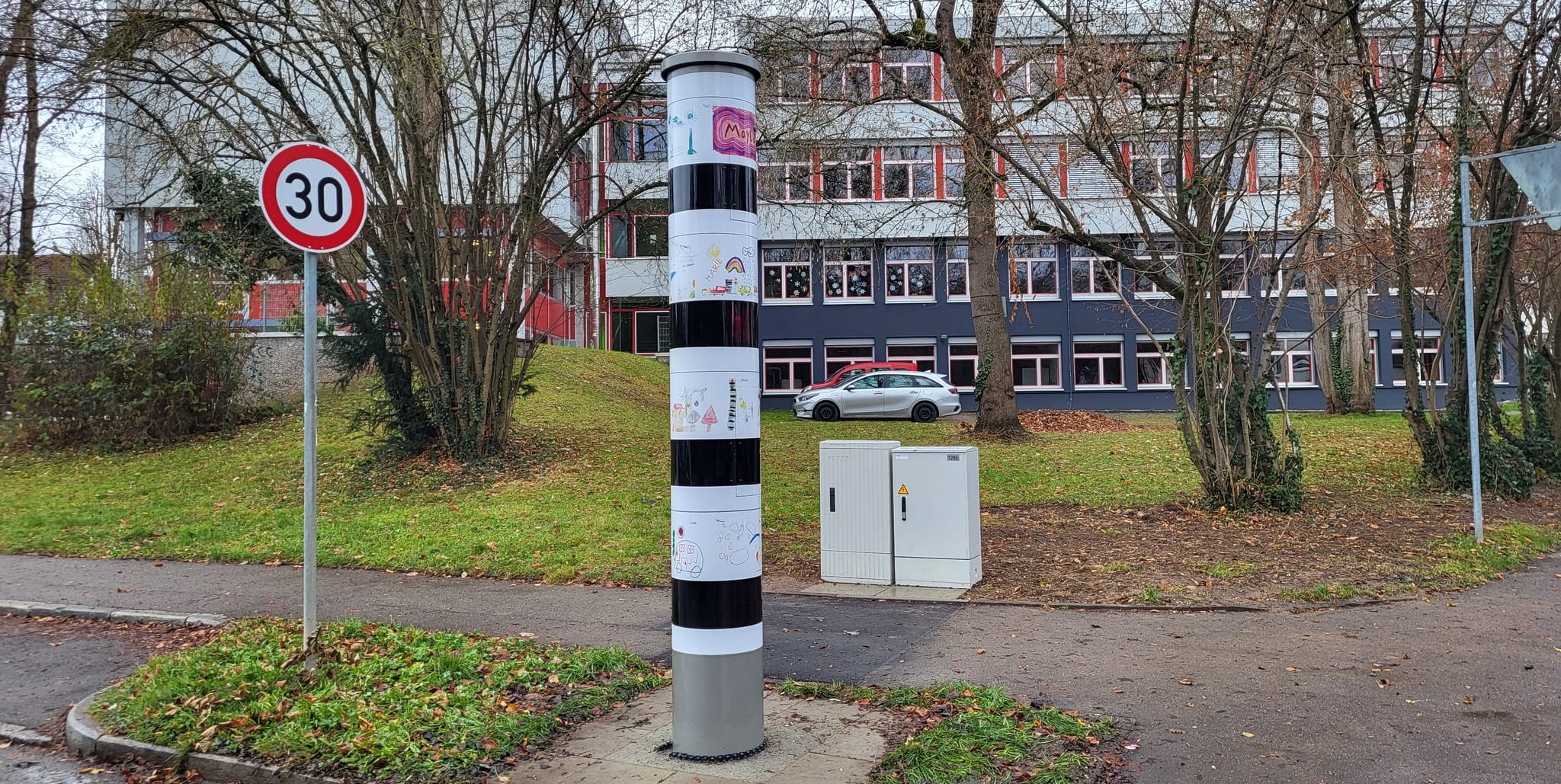 Der stationäre Blitzer in der Seestraße auf Höhe der Realschule Klostergarten.