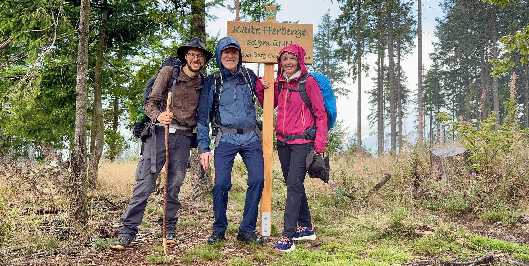 Rainer Beck (Mitte) und Bettina Böhm (rechts) gehören mit der „Rainer Beck Stiftung für Kunst und Leben“ zu den wichtigsten Förderern des Projekts „Ich höre zu – Ein Jahr im Schweigen“ des Künstlers und Achtsamkeitstrainers Daniel Beerstecher (links), hab