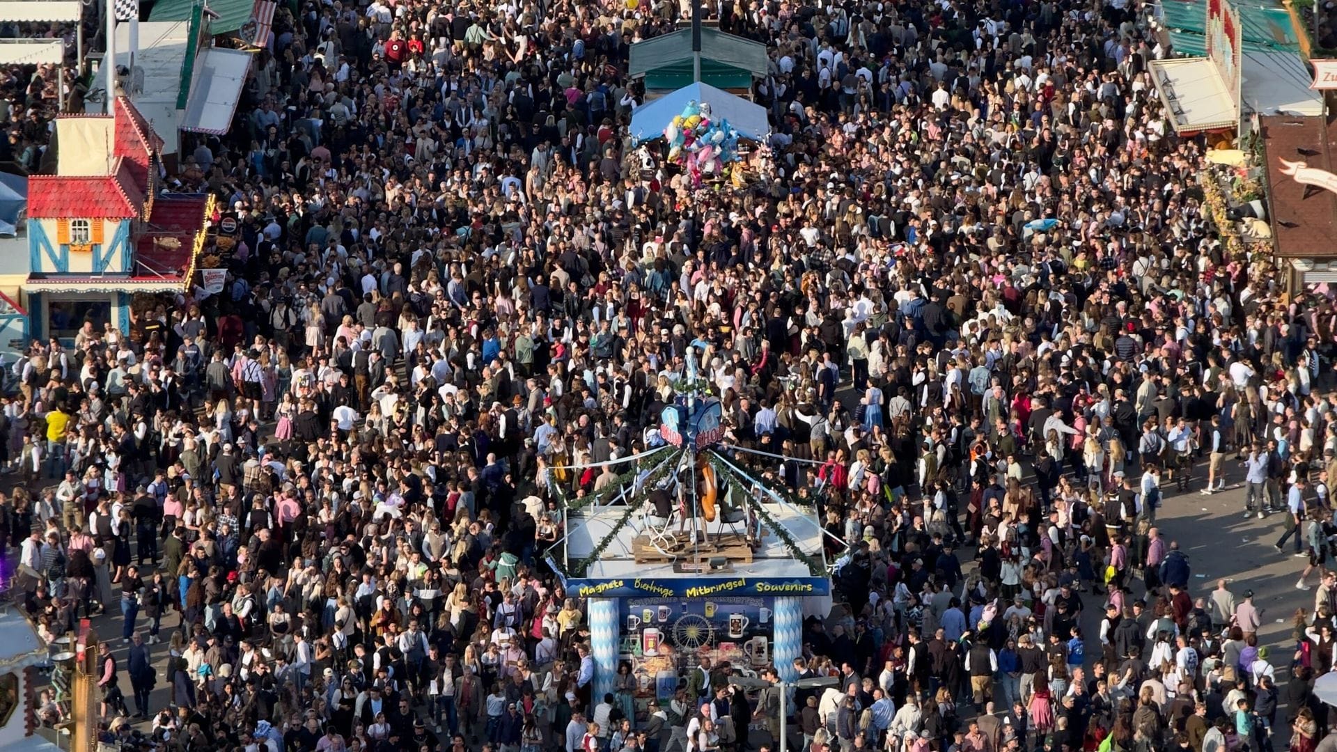 Für Menschen mit Platzangst kein Wohlfühlort: Das Münchner Oktoberfest.