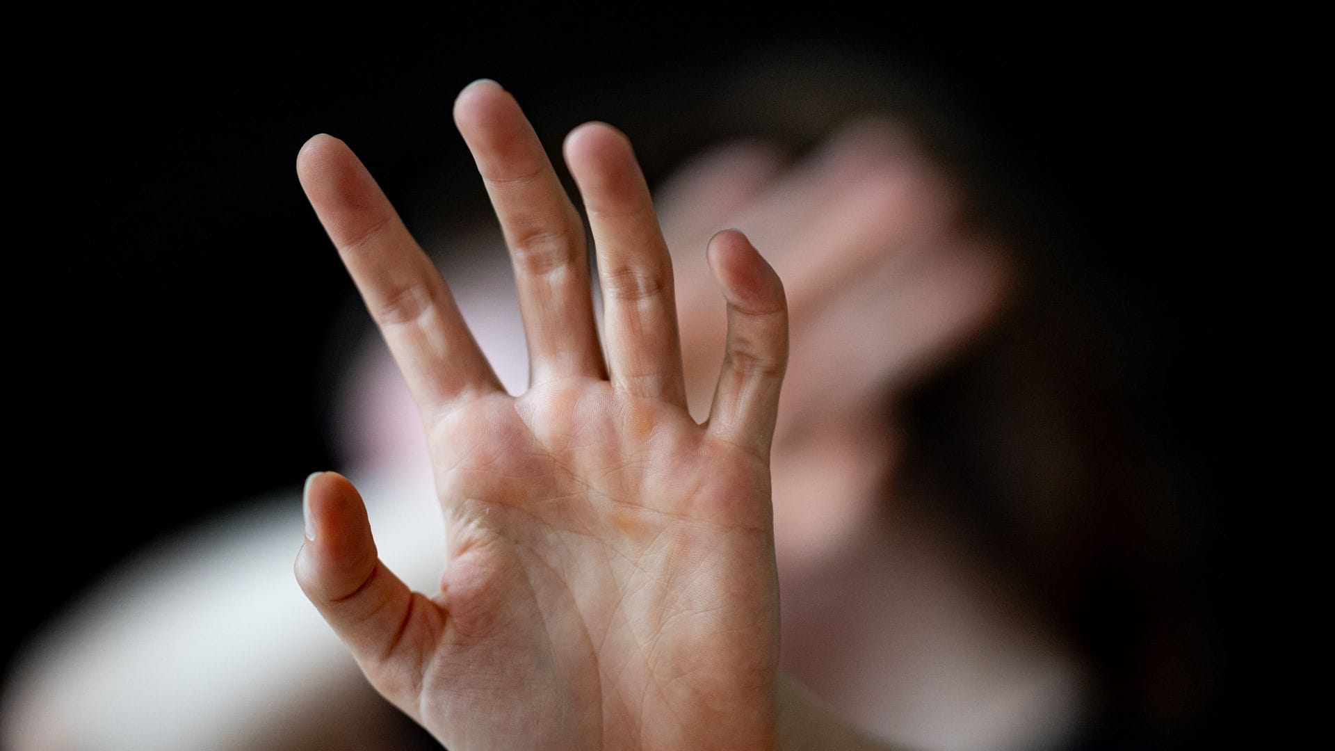 Oft handelt es sich bei den Tätern um Lebenspartner oder Familienmitglieder. (Archivbilder)