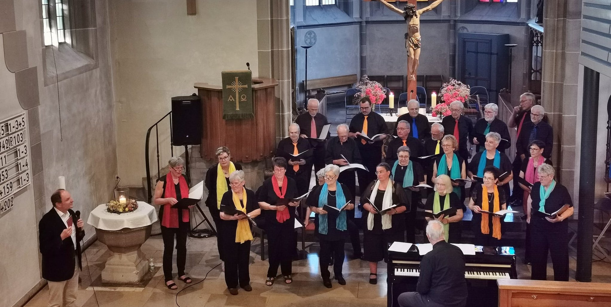 Die Sängerinnen und Sänger des Liederkranzes unter der Leitung von Hartmut Becker.