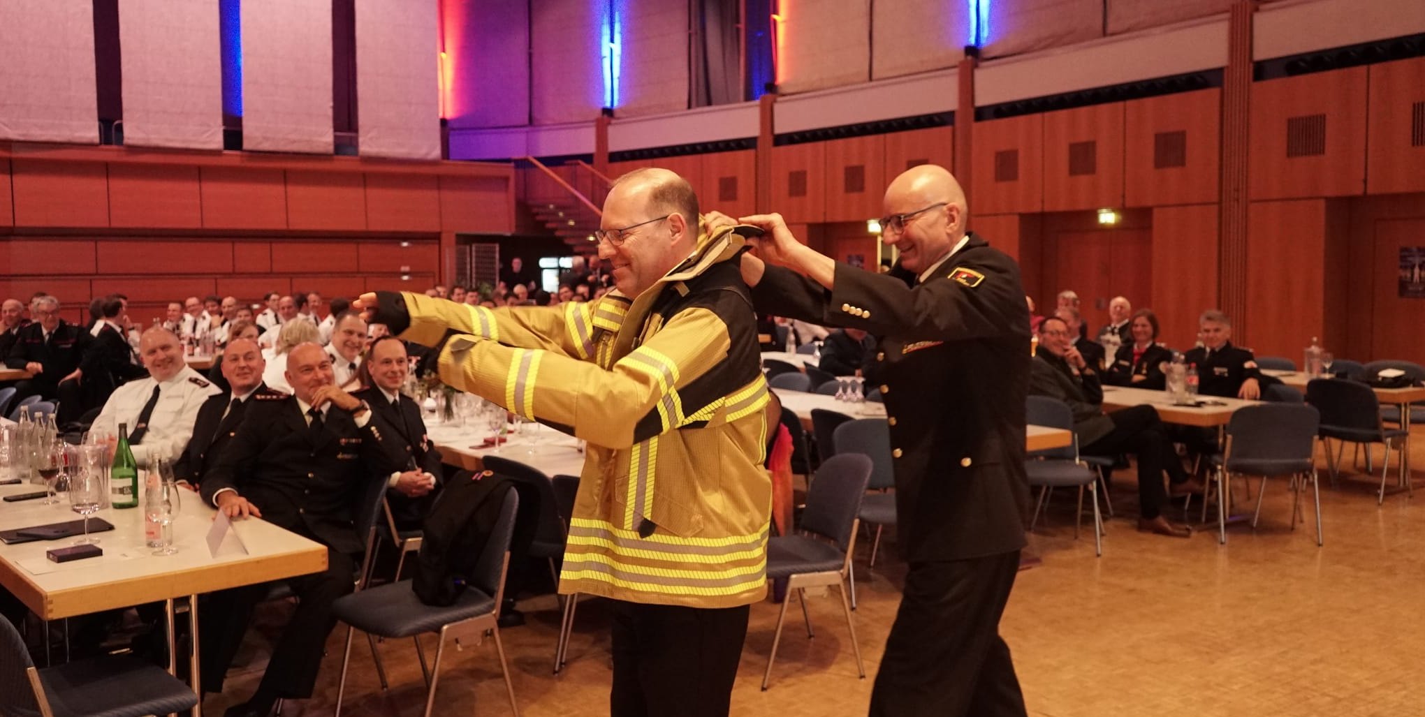 Bei seinem letzten Auftrtitt als OB bei der Feuerwehr-Hauptversammlung bekommt Dr. Bernd Vöhringer von Kommandant Rainer Just eine neue Einsatzuniform.